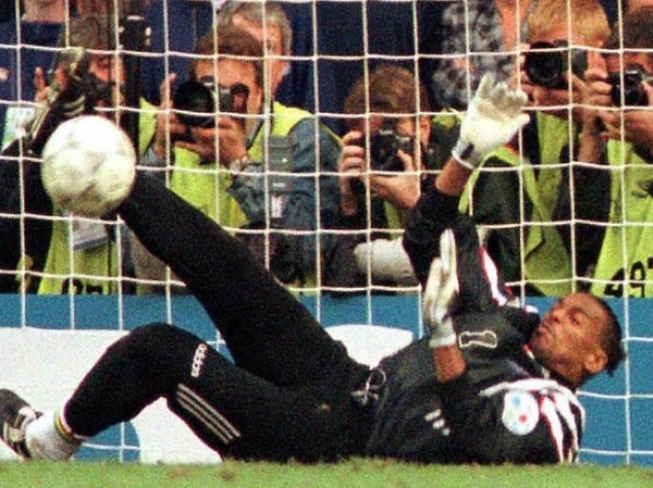 De quel joueur hollandais, Bernard Lama a-t-il stoppé le tir en quart de finale de l'Euro 96 ?