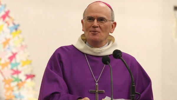 Dans l'église catholique qui porte un costume ecclésiastique violet ?