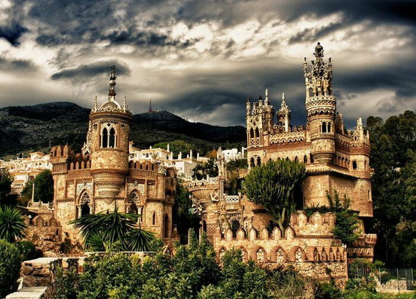 Bâti au 20e siècle en Espagne, il s'agit du Château de...