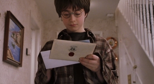 Qu'il y a-t-il marqué sur la première lettre que Harry reçoit ?
