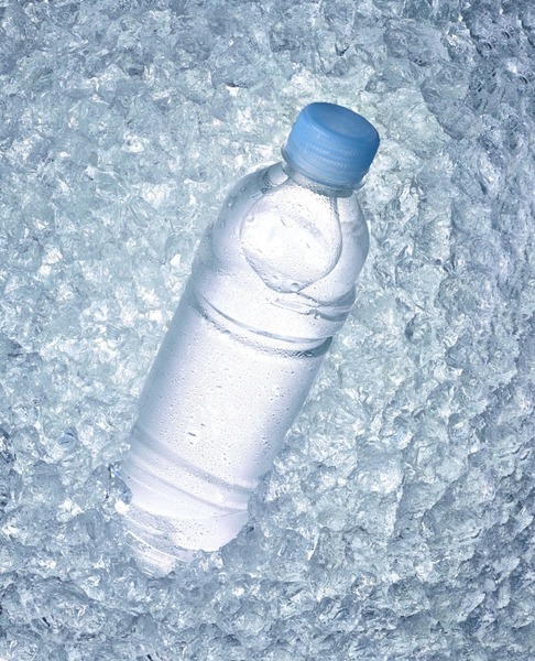 Pourquoi une bouteille remplie d'eau peut-elle éclater dans un congélateur ?
