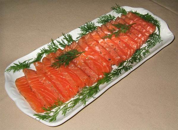 Le saumon gravlax est une spécialité scandinave à base de saumon frais mariné, de sucre et :