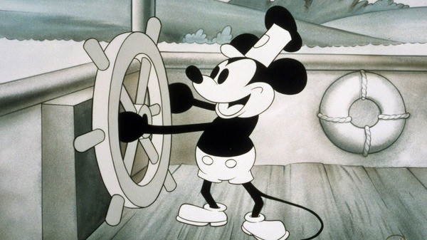 Mickey Mouse a été le premier personnage animé à parler à l’écran. Quels ont été ses premiers mots, prononcés en 1929 ?