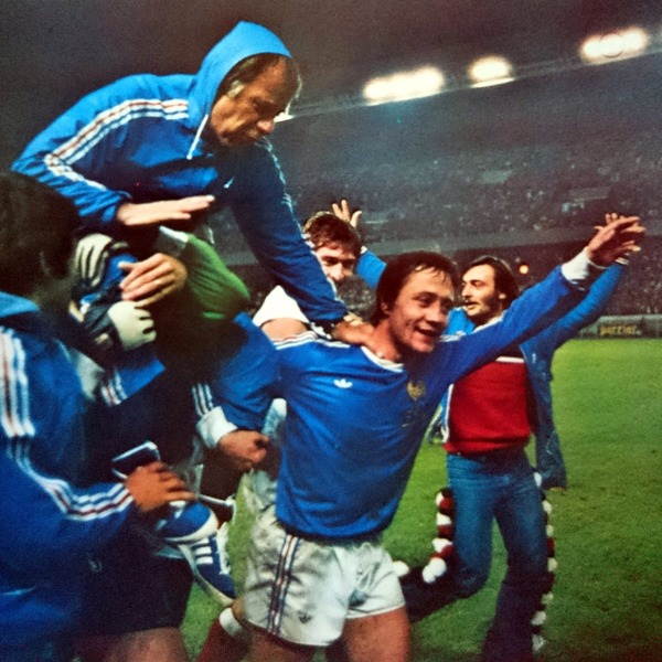 Le 16 novembre 1977, quelle équipe les français ont-ils battu au Parc des Princes, assurant leur participation au Mondial 78 ?