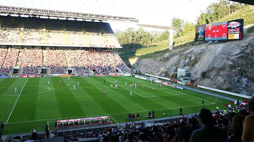 Quantos lugares tem o estadio municipal de Braga comparado com o Bessa ?