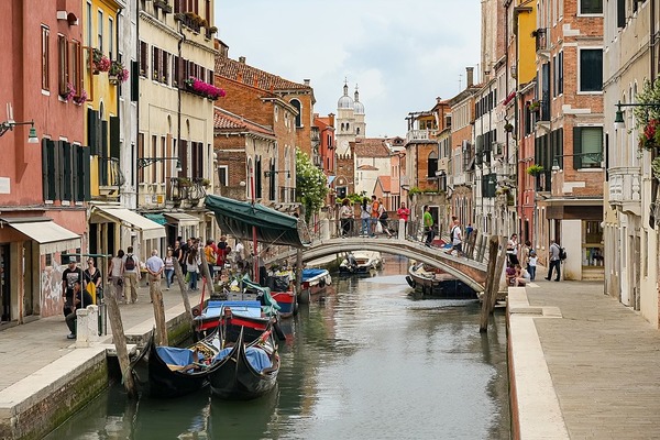 Combien de ponts la ville de Venise possède-t-elle au total ?