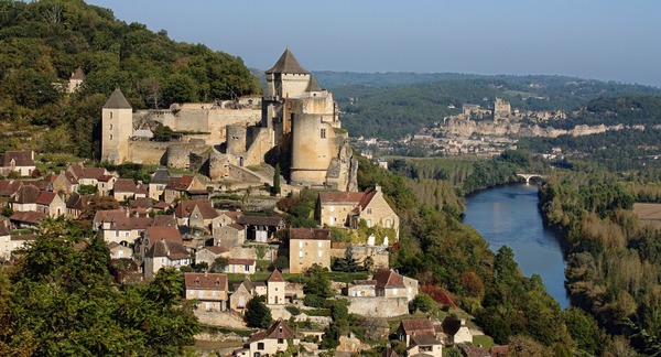 Dans quel département se trouve le château de Castelnaud ?
