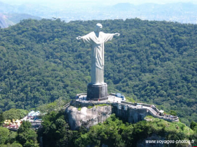 À Rio de Janeiro, combien mesure la statue du Christ Rédempteur ?