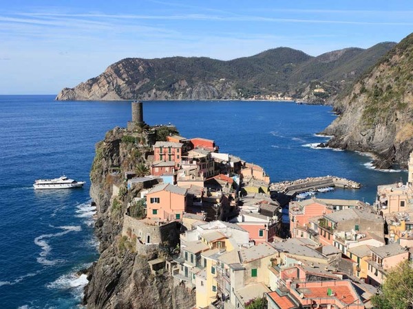 En comptant la Sardaigne et la Sicile, combien de mers bordent les côtes italiennes ?