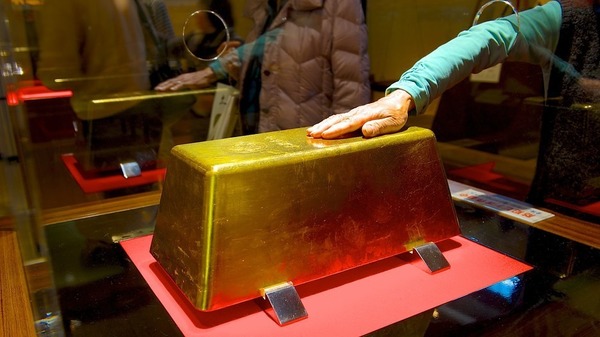 Combien pèse le plus gros lingot d'or connu provenant de la mine d'or de Toi (Japon) ?