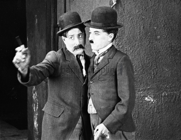 En 1922, après sa journée de travail, Chaplin passe une nuit d'ivresse dans "Jour de..."