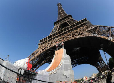 Qui a sauté de la tour Eiffel en roller ?