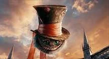 Sur cette photo à qui appartient le chapeau qui est sur la tête du chat dans "Alice au pays des merveilles" ?