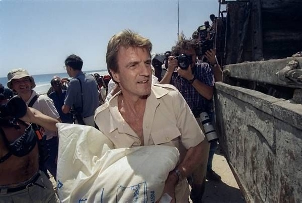 En 1992, dans quel pays Bernard Kouchner débarque-t-il un sac de riz sur l’épaule ?