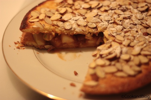 Quelle commune de Bretagne a donné son nom à un gâteau de pommes recouvertes d'un biscuit aux amandes ?