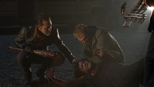 Quand Negan tue Abraham, qu'est-ce que Daryl lui fait ?