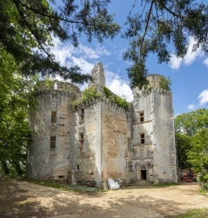 Quel château de Dordogne est évoqué dans Jacquou le Croquant ?