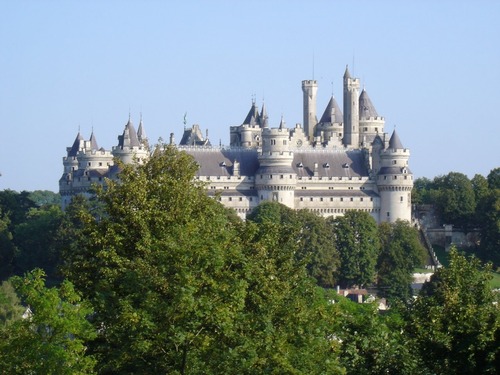 Où se trouve ce château où se tourne la série "Merlin" ?