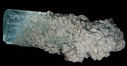 Cette pierre peut passer d'incolore à bleu verdâtre. Elle se trouve sous forme de cristaux hexagonaux allongés: