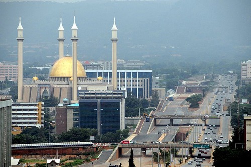 Je m'appelle Abuja ou "ville du miel" . J'ai pris le rôle de capitale à Lagos. Savez-vous de quel pays je parle ?