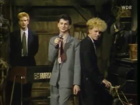 Quel est le titre du premier morceau écrit par Martin Gore pour Depeche Mode ?