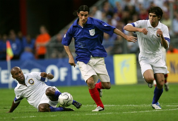 A quelle occasion Français et Brésiliens se sont affrontés en amical en 2004 ?