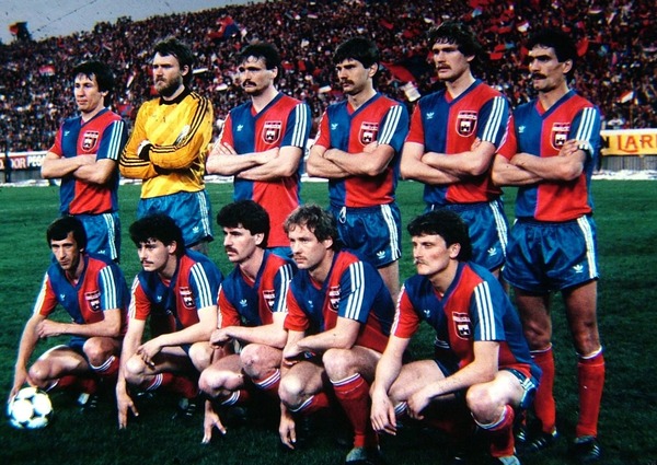 En 1985, il s'agit du premier club hongrois à atteindre la finale de la Coupe UEFA. C'est ......