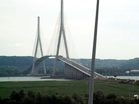 Le pont de Normandie possède une hauteur de ...