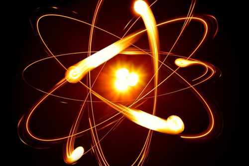 Les électrons sont- ils des particules de charge positive ?