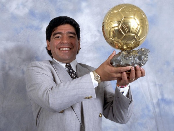 En 1995 il reçoit un Ballon d'Or pour .....
