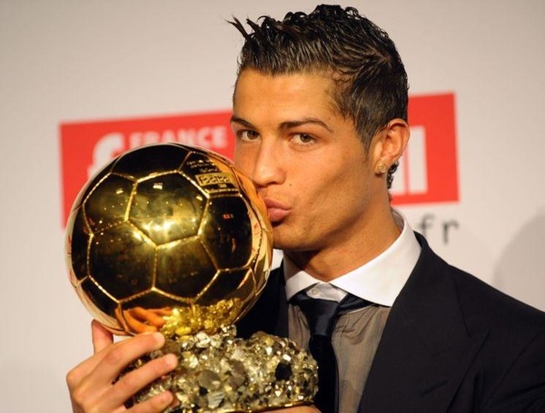 Où évoluait Cristiano Ronaldo quand il a reçu son premier Ballon d'Or ?