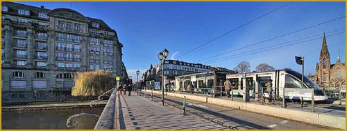 Quel est le nom de la station de tram qui est voisine de la place Brant ?