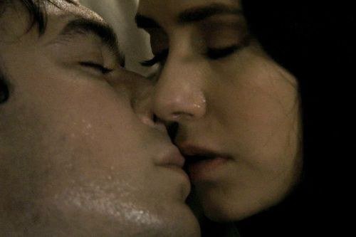 Pourquoi Elena embrasse Damon à la fin de la saison 2 ?