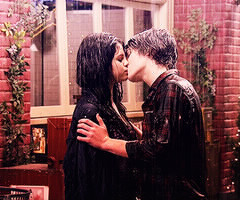 Qui Sel' embrasse-t-elle dans les sorciers de Waverly Place ?
