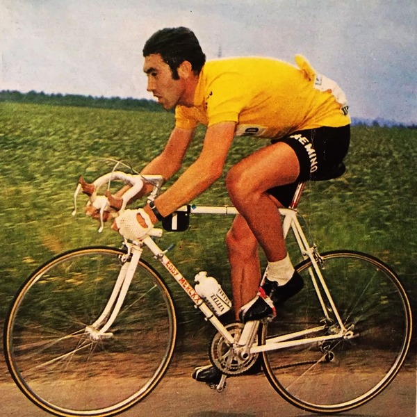 Il gagne pour la quatrième fois le tour de France cycliste.