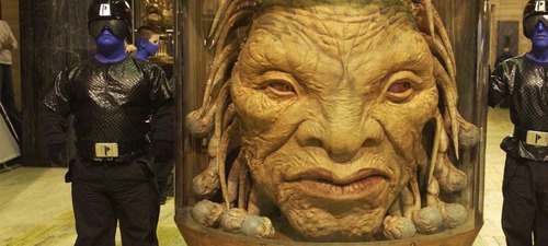 Dans l'épisode " La fin du monde " , comment s'appelle l'alien avec une grosse tête dans un bocal ?
