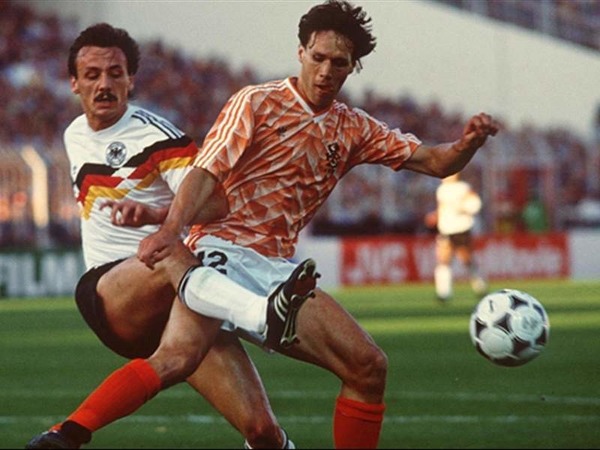 Lors de la première demi-finale, sur quel score les hollandais éliminent-ils les allemands ?