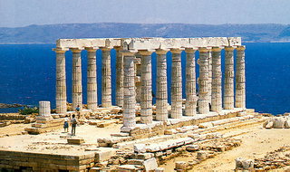 Que surplombe le temple de Poséïdon ?