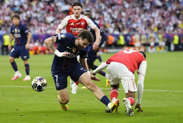 À la 64ème minute, quel Gunner concède un penalty après une faute sur Khvicha Kvaratskhelia ?