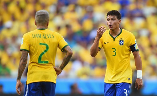 Thiago Silva e Daniel Alves jogam atualmente no :
