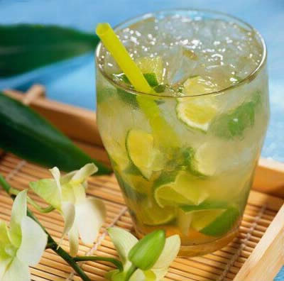 Trouvez le nom de ce cocktail : 6 cl de Cachaça, 1 citron vert, 2 cuillères à soupe de sucre en poudre, glace pilée.