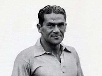 En 1937, il devient le premier joueur de Saint-Etienne a être sélectionné en équipe de France. Il s'agit de :