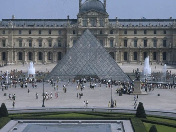 Quel président français a commandé la construction de la pyramide du Louvre ?