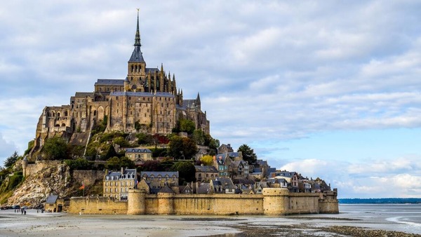 En France, le Mont Saint-Michel a d’abord été ….. ?