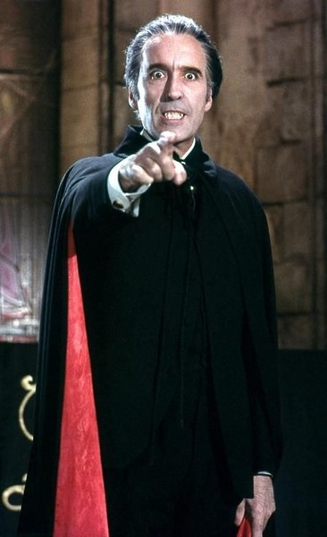 Quel acteur a été longtemps associé au personnage de Dracula ?