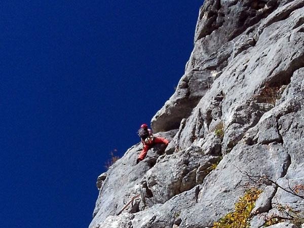 En alpinisme, quelle lame métallique est enfoncée dans une fissure avec un marteau ?