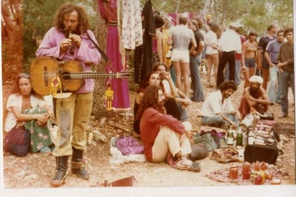Les hippies ont souvent pris la route de...