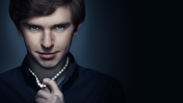 Dans Bates Motel, de qui Norman garde-t-il le cadavre dans son sous-sol ?