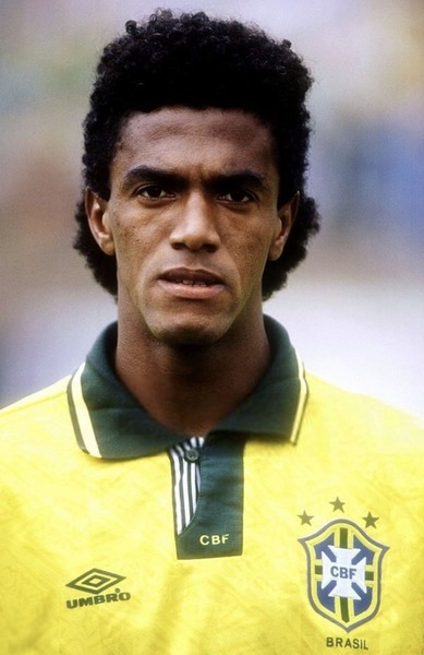 Meneur de jeu ayant plus où moins brillé sous les couleurs bordelaises entre 1992 et 1995, je suis le brésilien ...