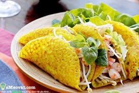 Quel est le nom vietnamien pour désigner une crêpe de farine de riz garnie de porc, crevettes et pousses de soja ?
